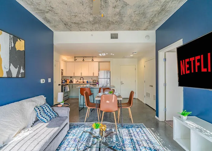 Elegant Dt Phx With Balcony Pool Gym Parking Apartment