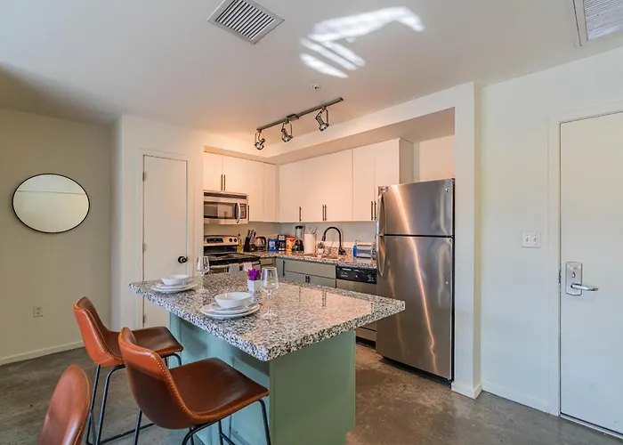 Apartment Elegant Dt Phx With Balcony Pool Gym Parking