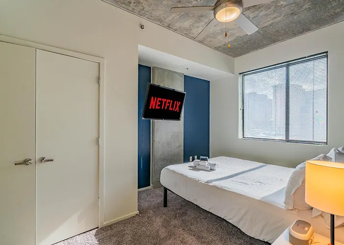Elegant Dt Phx With Balcony Pool Gym Parking Phoenix