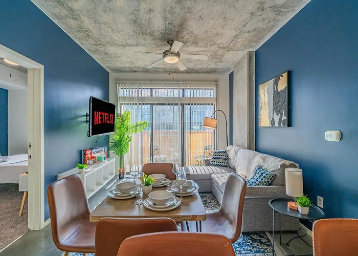Elegant Dt Phx With Balcony Pool Gym Parking Apartment *