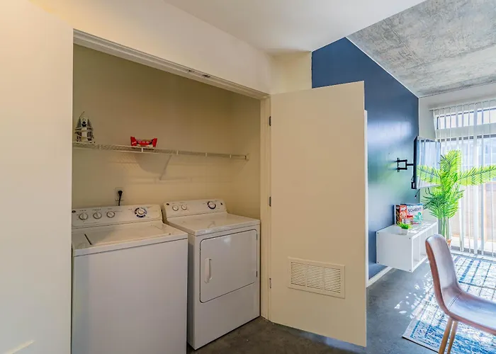 Apartment Elegant Dt Phx With Balcony Pool Gym Parking