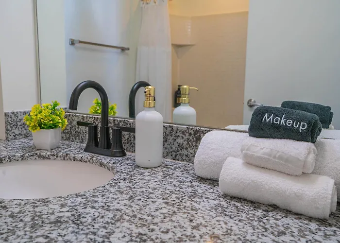 Elegant Dt Phx With Balcony Pool Gym Parking Apartment *