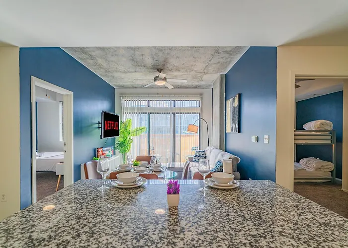 Apartment Elegant Dt Phx With Balcony Pool Gym Parking