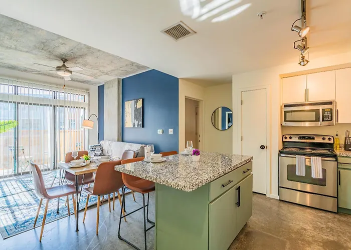 Elegant Dt Phx With Balcony Pool Gym Parking Apartment *