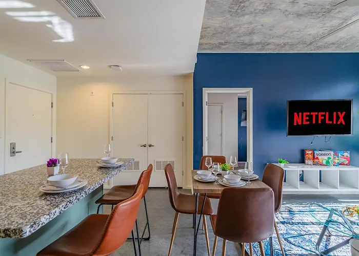 Apartment Elegant Dt Phx With Balcony Pool Gym Parking