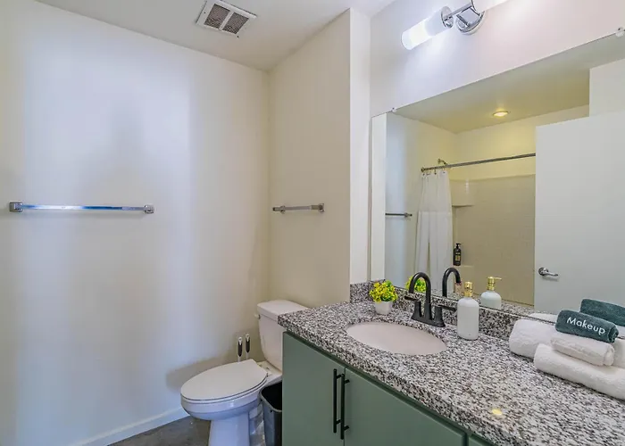 Apartment Elegant Dt Phx With Balcony Pool Gym Parking