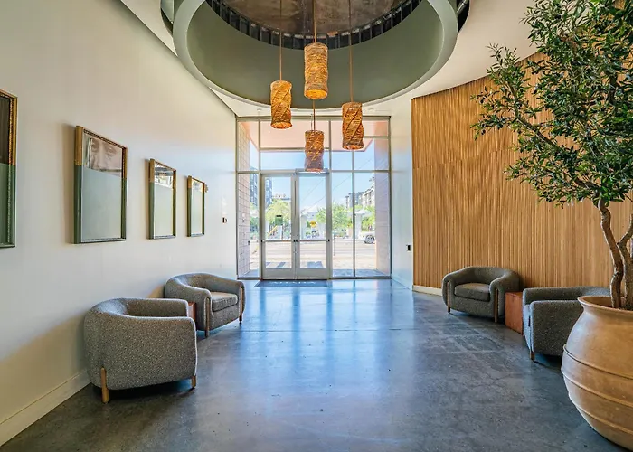 Elegant Dt Phx With Balcony Pool Gym Parking Apartment