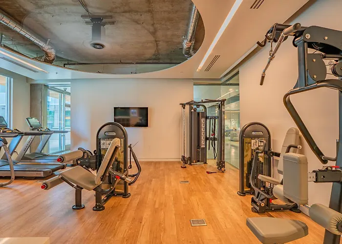 Elegant Dt Phx With Balcony Pool Gym Parking Apartment
