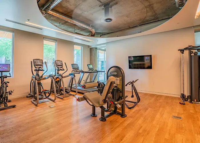 Apartment Elegant Dt Phx With Balcony Pool Gym Parking