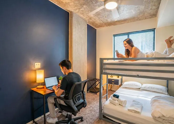 Elegant Dt Phx With Balcony Pool Gym Parking