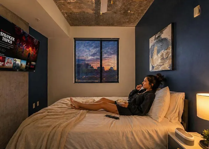 Elegant Dt Phx With Balcony Pool Gym Parking Apartment *
