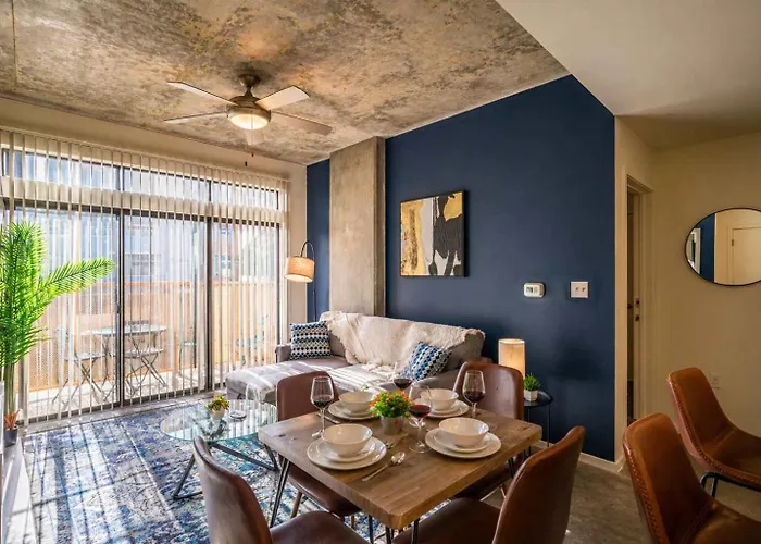 Elegant Dt Phx With Balcony Pool Gym Parking