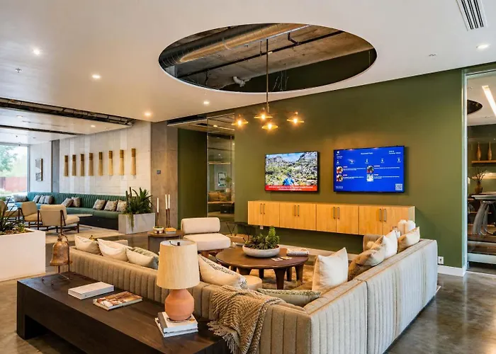 Elegant Dt Phx With Balcony Pool Gym Parking Apartment *